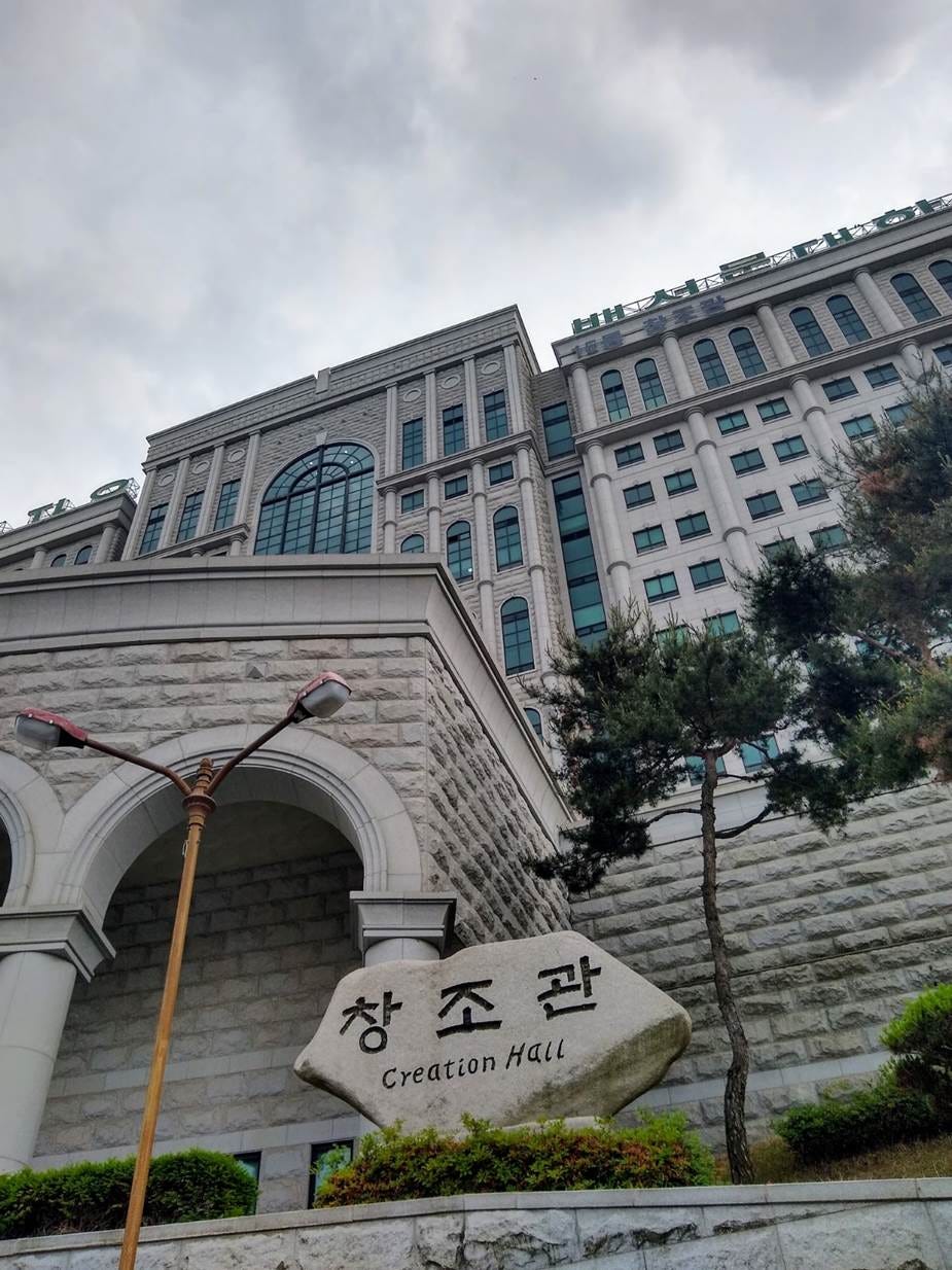 A sign in front of a building

AI-generated content may be incorrect.