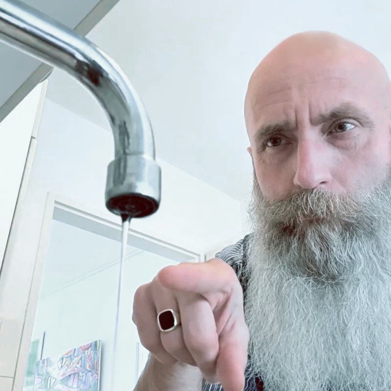 Bas Stronks, ook bekend als die marketeer met die baard, heeft het lek gevonden!