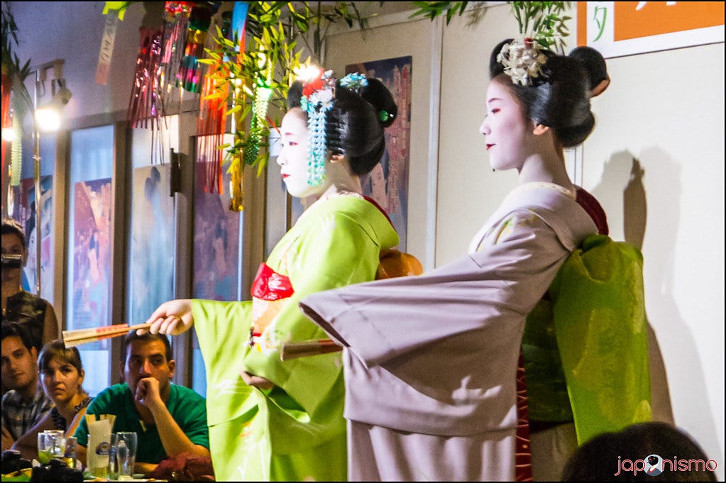 Maikos Hisamomo y Hisasuzu durante el Maiko Chaya