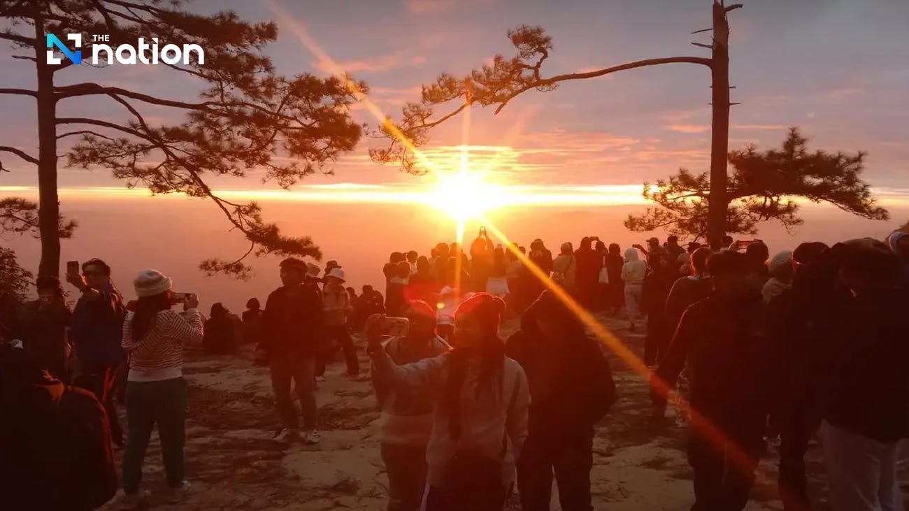 Over 1,000 tourists camp on Phu Kradueng to enjoy the cold weather