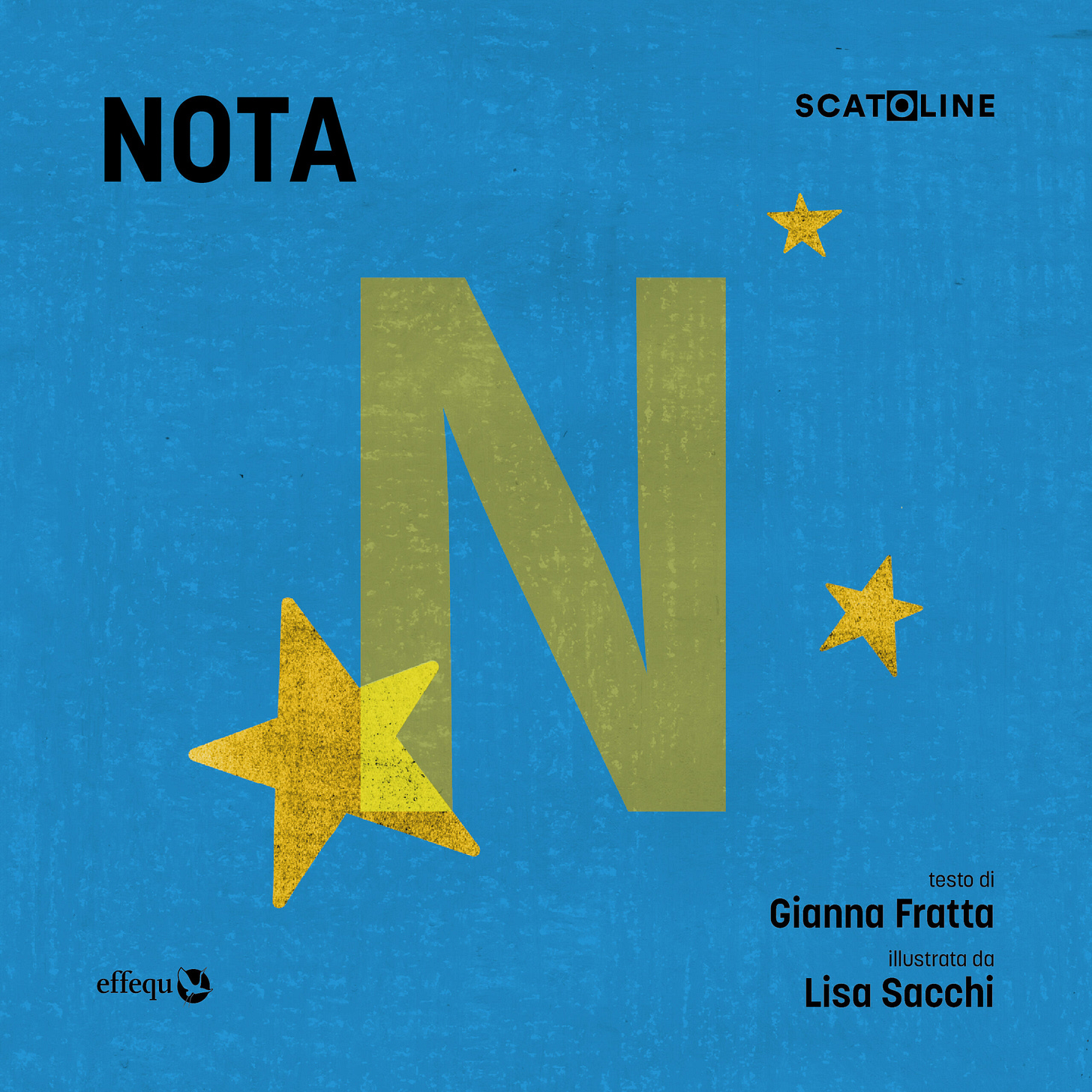 In sovrimpressione: NOTA SCATOLINE testo di Gianna Fratta illustrato da Lisa Sacchi - effequ. Lo sfondo è azzurro e al centro campeggia una N grande colorata di ocra, con una stella grande che le va sopra nella parte bassa della gambetta di sinistra, e altre due stelle più piccole sullo sfondo azzurro. Il segno grafico è quello del pastello a cera. In sovrimpressione: NOTA SCATOLINE testo di Gianna Fratta illustrato da Lisa Sacchi - effequ. Lo sfondo è azzurro e al centro campeggia una N grande colorata di ocra, con una stella grande che le va sopra nella parte bassa della gambetta di sinistra, e altre due stelle più piccole sullo sfondo azzurro. Il segno grafico è quello del pastello a cera.