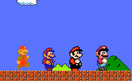 Una GIF animata raffigurante quattro versioni a 8 bit di Mario che si muovono da sinistra a destra su uno schermo classico di Super Mario Bros. Le versioni di Mario mostrate sono, da sinistra a destra: la versione a piedi nudi, la versione del Mario "Super" che ha i pantaloni blu e la maglia rossa (ma ancora senza cappello), la versione originale di Mario con cappello rosso e abito marrone, e infine la versione con la Fire Flower di Super Mario Bros. con la maglia bianca e i pantaloni rossi. Le versioni di Mario camminano in fila su una piattaforma di mattoni marroni, sullo sfondo ci sono colline verdi e un cielo azzurro con una nuvola bianca.