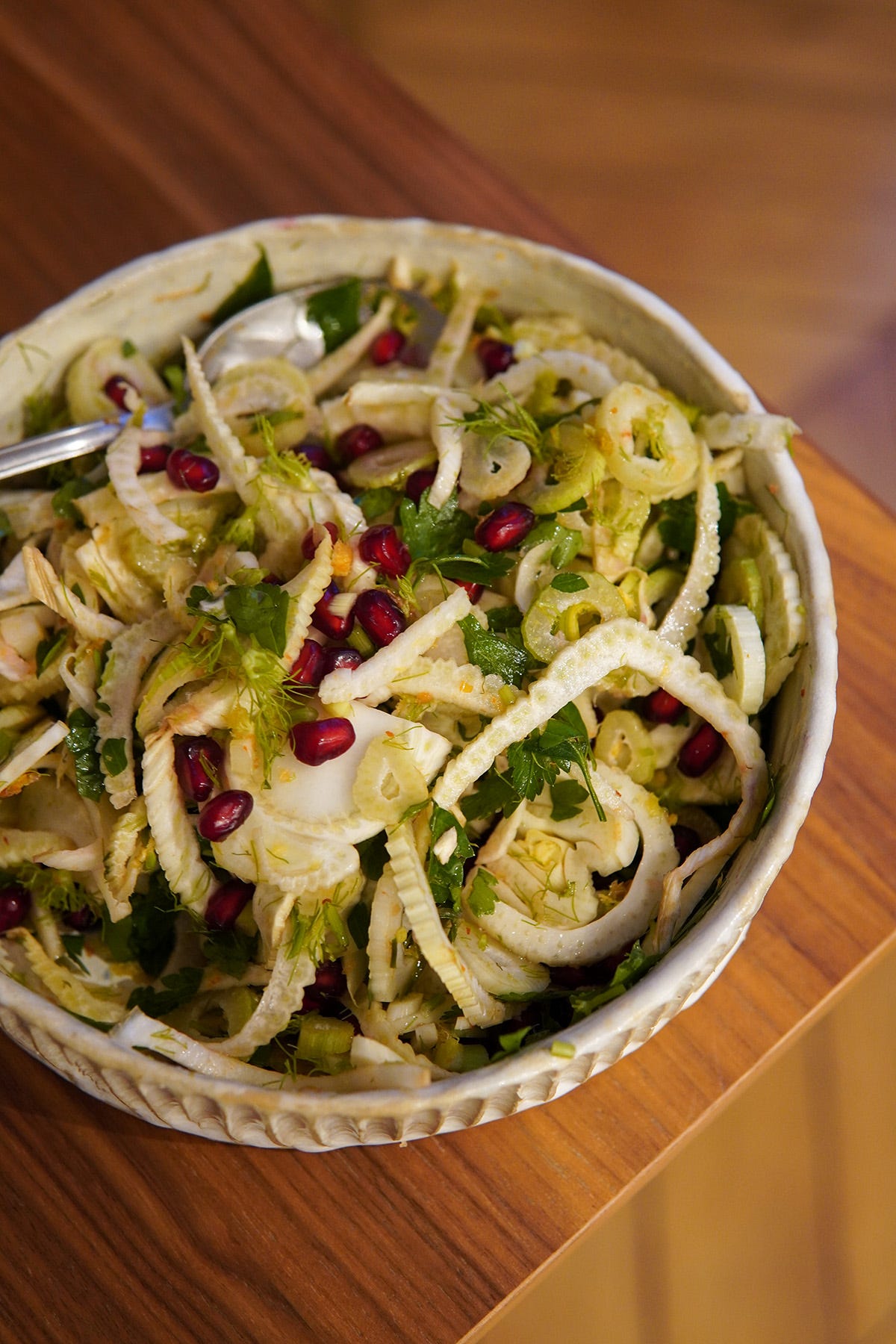 la salade de fenouil à la grenade dans le plat de service