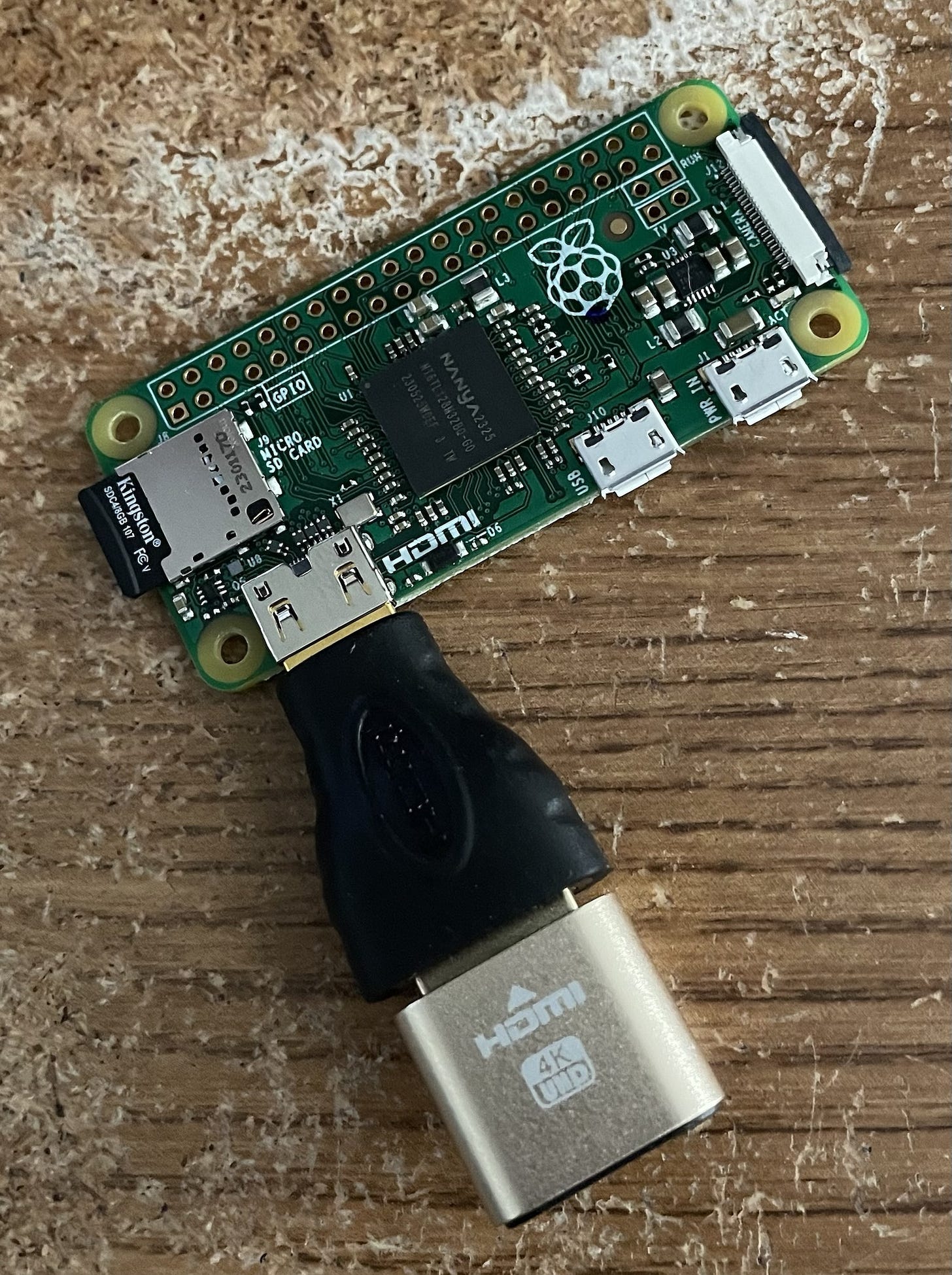 用树莓派修改 HDMI Dummy Plug EDID 的实拍图