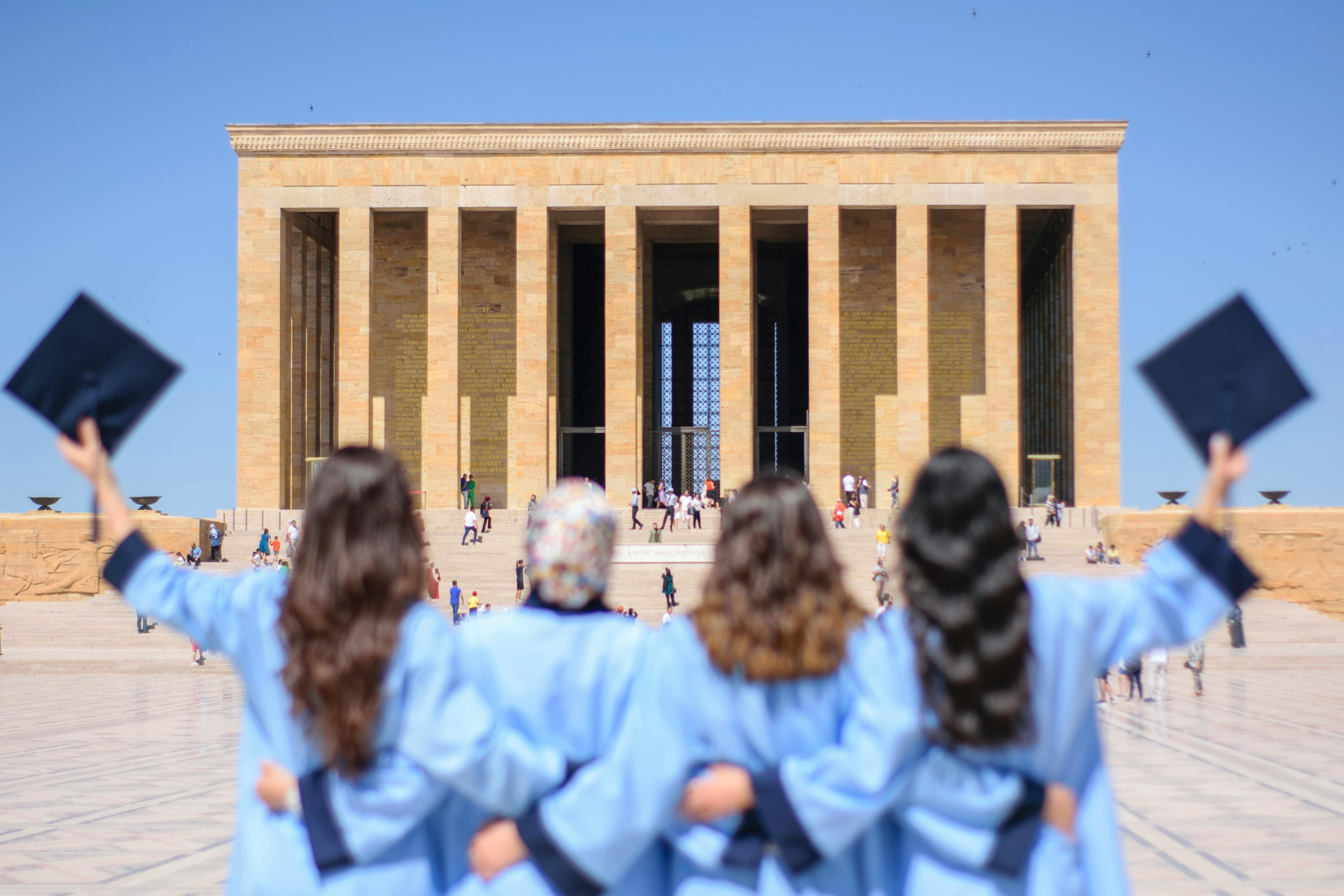 Mezuniyet önlüklerinde kadınlar Antkabir, Ankara, 27 Haziran 2024 önünde duruyor. (Pexels aracılığıyla fotoğraf)