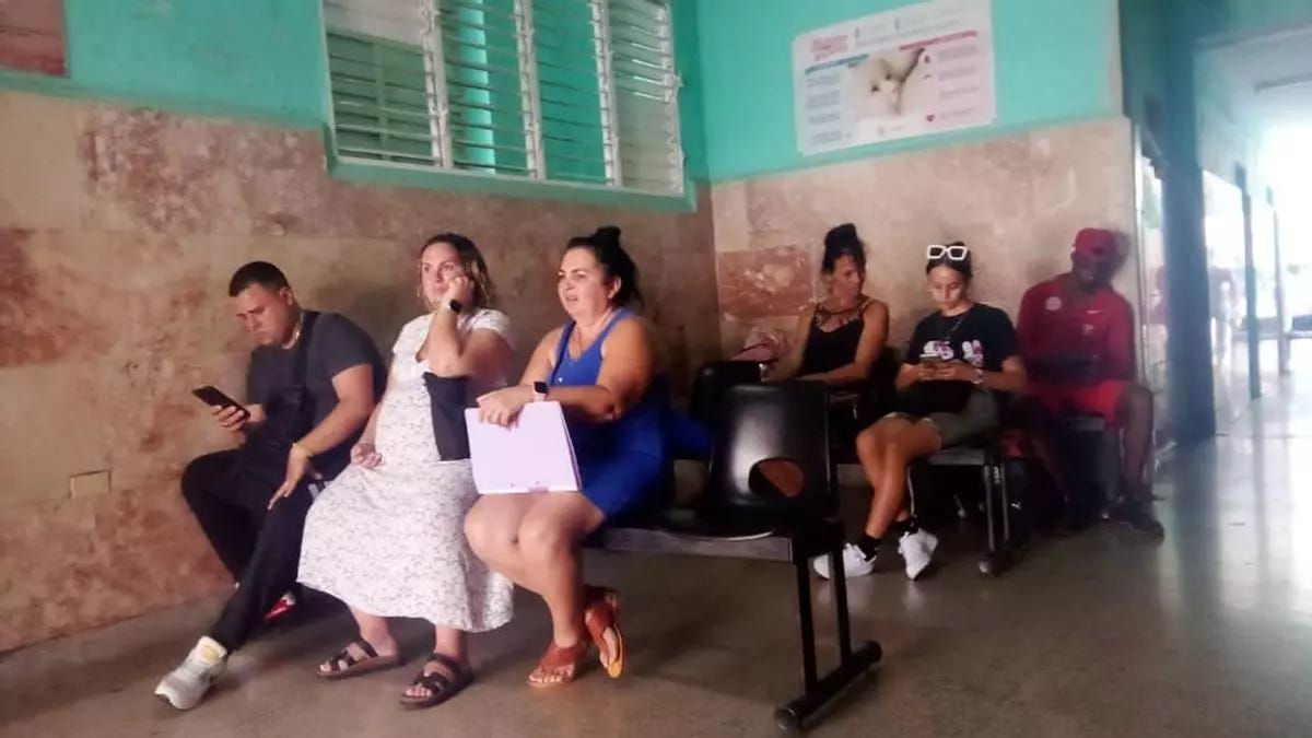 A group of people sitting on a bench

AI-generated content may be incorrect.