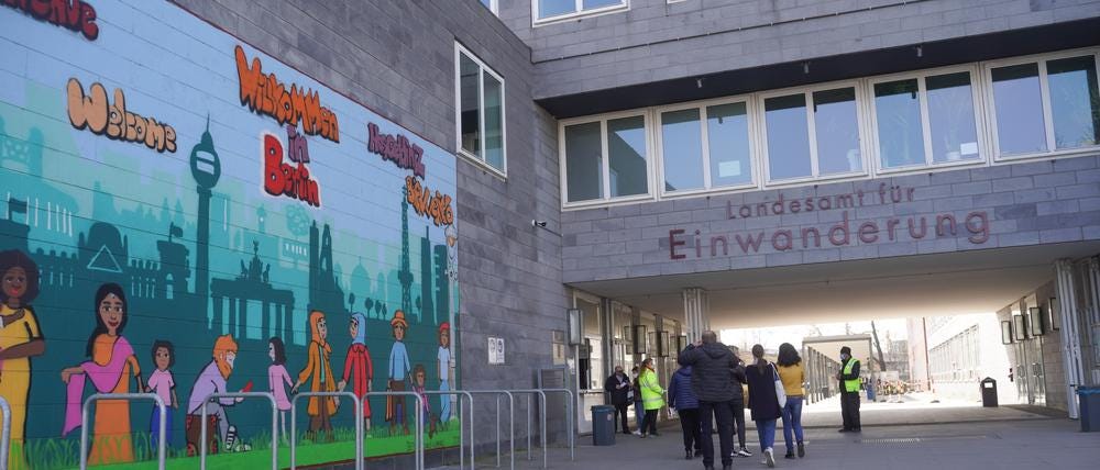 Handel mit Terminen der Berliner Ausländerbehörde: SPD-Politiker und  Opposition fordern Innenverwaltung zum Eingreifen auf