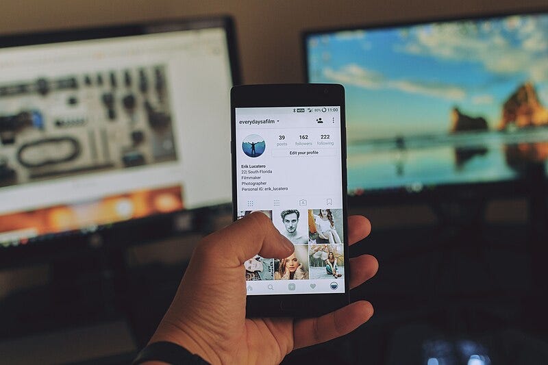 File:Live to capture, Live to share (Unsplash).jpg