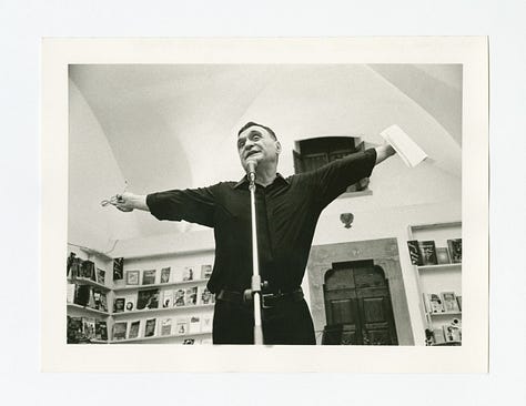 1. John Giorno recitando no City Lights Italia Festival. Florença, Itália, 4 de maio de 1998 | Foto: Michele Corleone; 2 e 3. Instalação "Dial-A-Poem" no Museu de Arte Moderna de Nova York, 2023