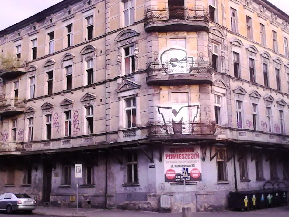 Viejos elegantes edificios, ahora medio en ruinas