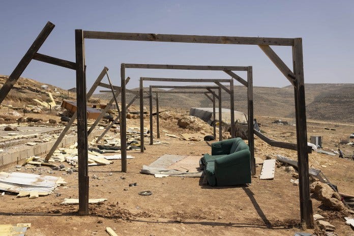 Eiendelene og restene av hjemmene til palestinske familier i 'Ein Samia, okkuperte Vestbredden, 25 mai 2023. (Oren Ziv) Eiendelene og restene av hjemmene til palestinske familier i 'Ein Samia, okkuperte Vestbredden, 25 mai 2023. (Oren Ziv)