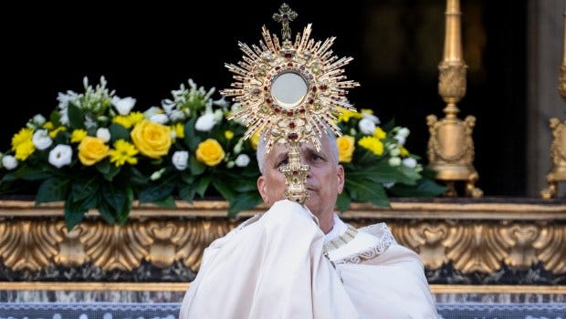 Pope carries Eucharist in Corpus Christi procession (photos)