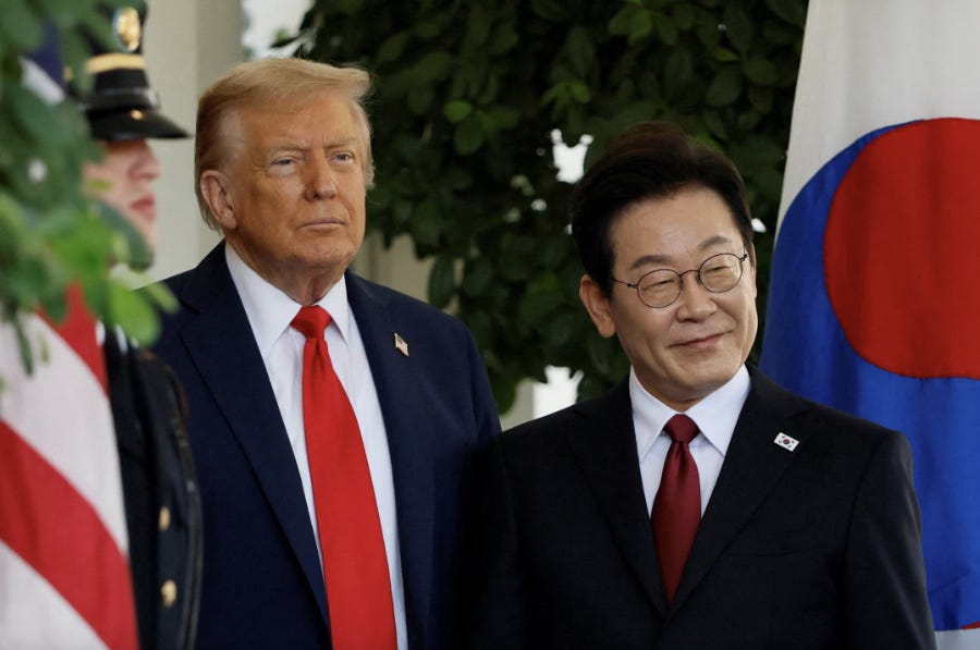 Tổng thống Mỹ Donald Trump (trái) tiếp Tổng thống Hàn Quốc Lee Jae Myung tại Nhà Trắng ngày 25/8/2025 - Ảnh: Reuters. Tổng thống Mỹ Donald Trump (trái) tiếp Tổng thống Hàn Quốc Lee Jae Myung tại Nhà Trắng ngày 25/8/2025 - Ảnh: Reuters.