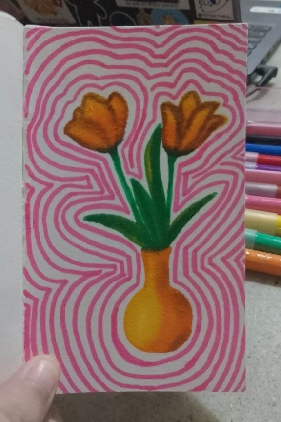 desenho a marcador sobre a folha de um caderno de desenho mostra um vaso laranja com duas tulipas laranjas e caules verdes. Ao redor da composição há linhas orgânicas, fluidas em cor-de-rosa