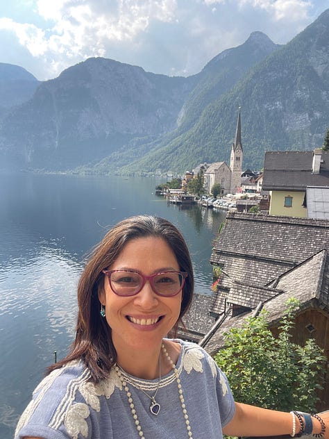 aeropuerto, estación de tren, plazas, ríos, iglesias