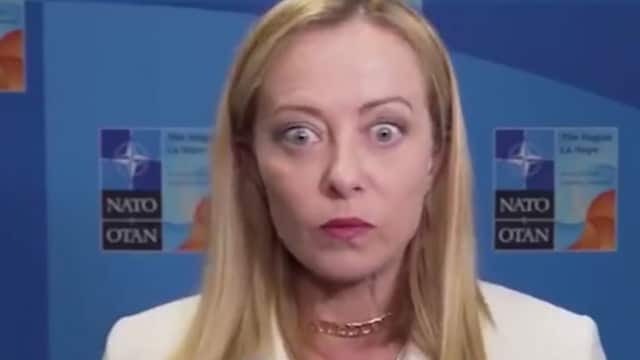 Giorgia Meloni látszólag önkéntelen és eltúlzott arcmozgásokat mutatott, miközben újságíróknak beszélt. (Kép forrása: X)