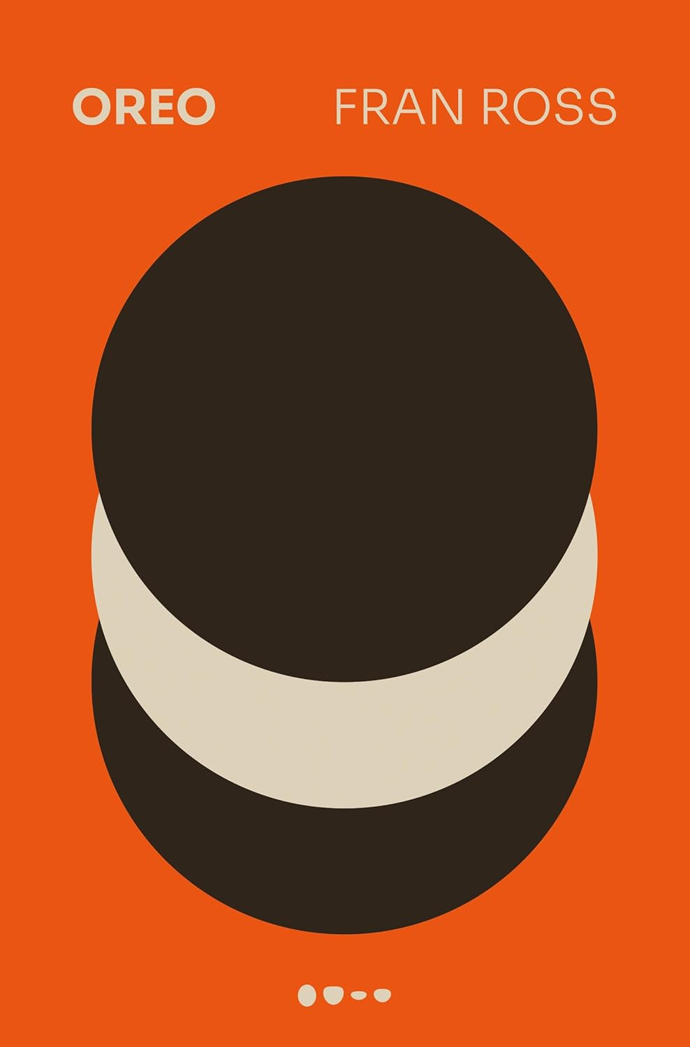 #descrevemospravocê  Capa do livro “Oreo”, de Fran Ross.  A imagem possui fundo laranja vibrante. No canto superior esquerdo está escrito “OREO” em letras maiúsculas brancas, e no canto superior direito está o nome “FRAN ROSS”, também em letras brancas. Ao centro, há uma ilustração minimalista que lembra visualmente um biscoito tipo Oreo: são dois círculos pretos grandes, representando as partes externas do biscoito, e uma faixa circular bege entre eles, representando o recheio. A forma é simplificada e sem detalhes, com o “biscoito” posicionado de forma inclinada, criando sensação de volume e sobreposição. Na parte inferior central, aparecem quatro pequenos círculos brancos, alinhados horizontalmente, em tamanhos decrescentes, sugerindo marca ou elemento gráfico decorativo. O design é limpo e moderno, chamando atenção pelas cores contrastantes e pelo uso de formas geométricas simples para compor a identidade visual da capa.