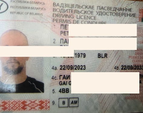 Dëshmia #1 – Faqe identifikimi ruse: Dokument identifikimi i Federatës Ruse me të dhëna biografike dhe elemente sigurie, pjesë e materialit të shqyrtuar nga redaksia. | Dëshmia #2 – Faqe pasaporte bjelloruse Dokumenti A: Faqe biografike e Republikës së Bjellorusisë me elemente standarde shtetërore dhe fusha vlefshmërie, të dhënat sensitive janë redaktuar. | Dëshmia #3 – Faqe pasaporte bjelloruse Dokumenti B: Dokument i dytë bjellorus me shkrime në alfabet cirilik dhe latin, që përforcon modelin e identiteteve ndërkufitare. | Dëshmia #4 – Patentë bjelloruse: Leje drejtimi e lëshuar nga autoritetet e Bjellorusisë, pjesë e të njëjtit set dokumentesh identifikimi. | Dëshmia #5 – Patentë shqiptare: Leje drejtimi e Republikës së Shqipërisë, që lidh zinxhirin e lëvizjes ndërmjet Shqipërisë dhe Kosovës. | Dëshmia #6 – Faqe shtesë pasaporte dhe elemente verifikimi: Zona e lexueshme me makinë dhe vulat zyrtare konfirmojnë tipare autentike të dokumenteve të udhëtimit. Të gjitha të dhënat personale janë redaktuar nga redaksia.