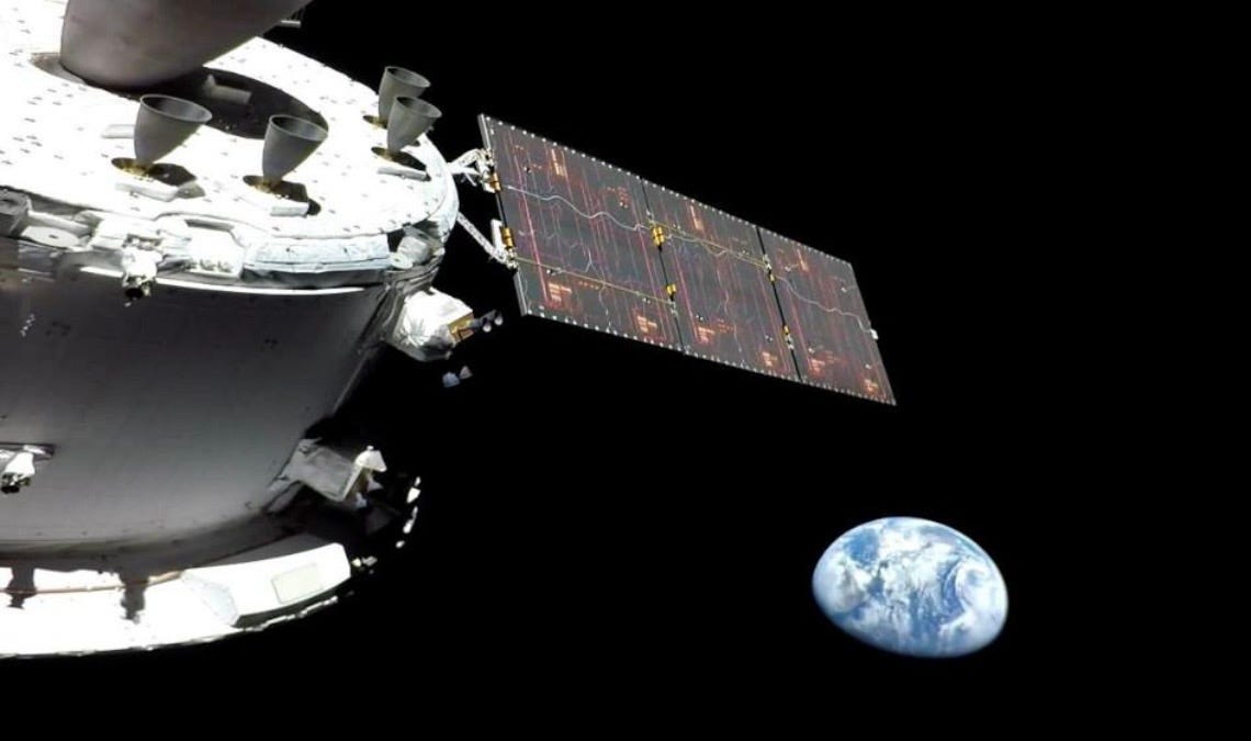 Total Observer Changing the Observer: The Hidden Power of the Overview Effect