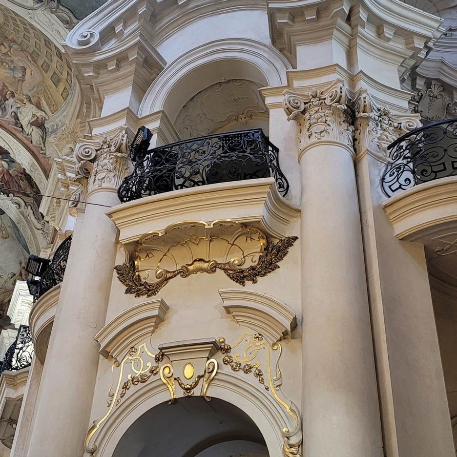 A large white building with gold trim

AI-generated content may be incorrect.