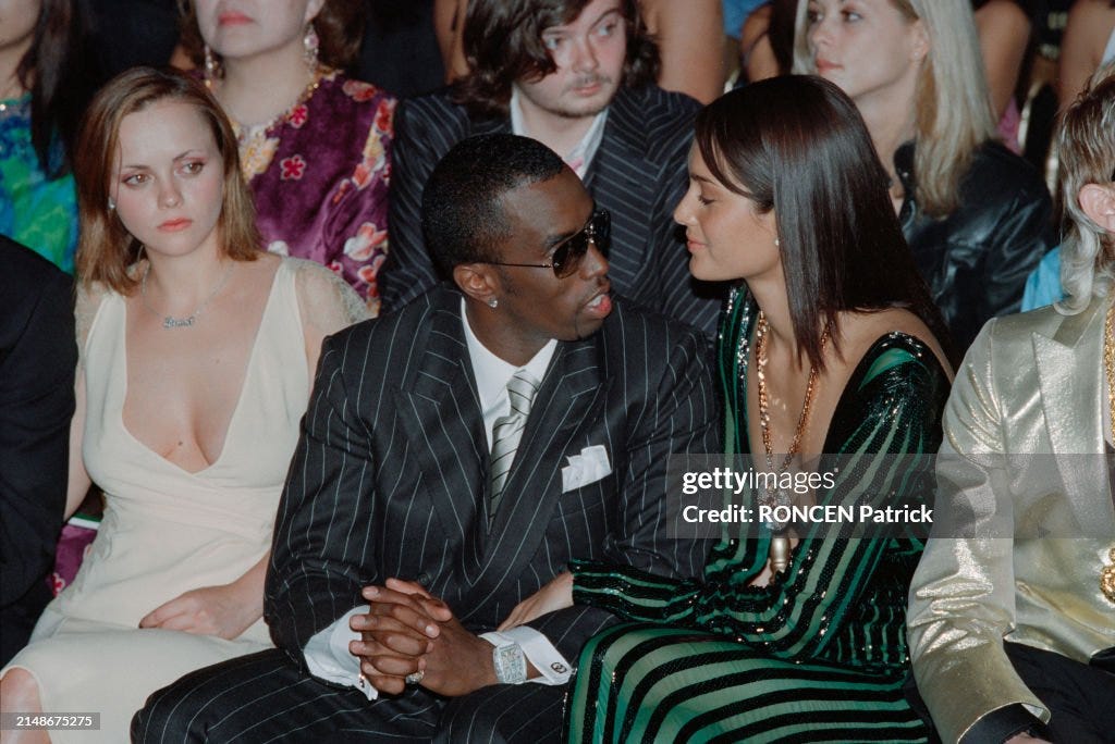 Versace : Fall-Winter 2001/2002 Fashion Show