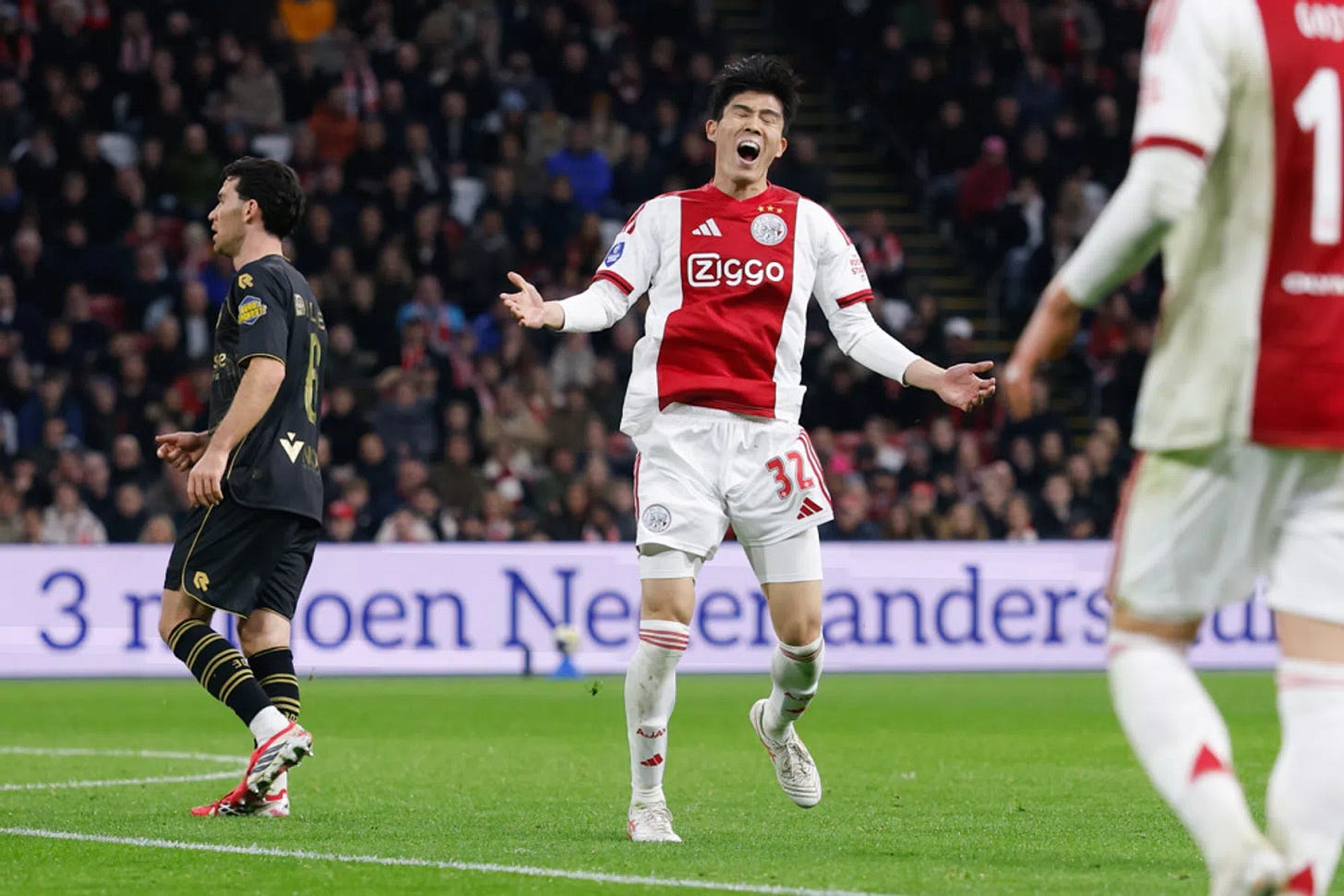 Tomiyasu merkt verandering bij Ajax onder Garcia: 'Hij is zo intens!' Tomiyasu merkt verandering bij Ajax onder Garcia: 'Hij is zo intens!'