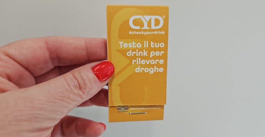 Nell'immagine una mano mostra la confezione del test per individuare la presenza di sostante stupefacenti