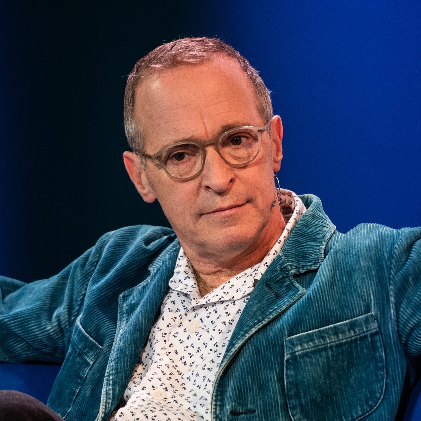 https://upload.wikimedia.org/wikipedia/commons/f/f4/David_Sedaris-4724.jpg