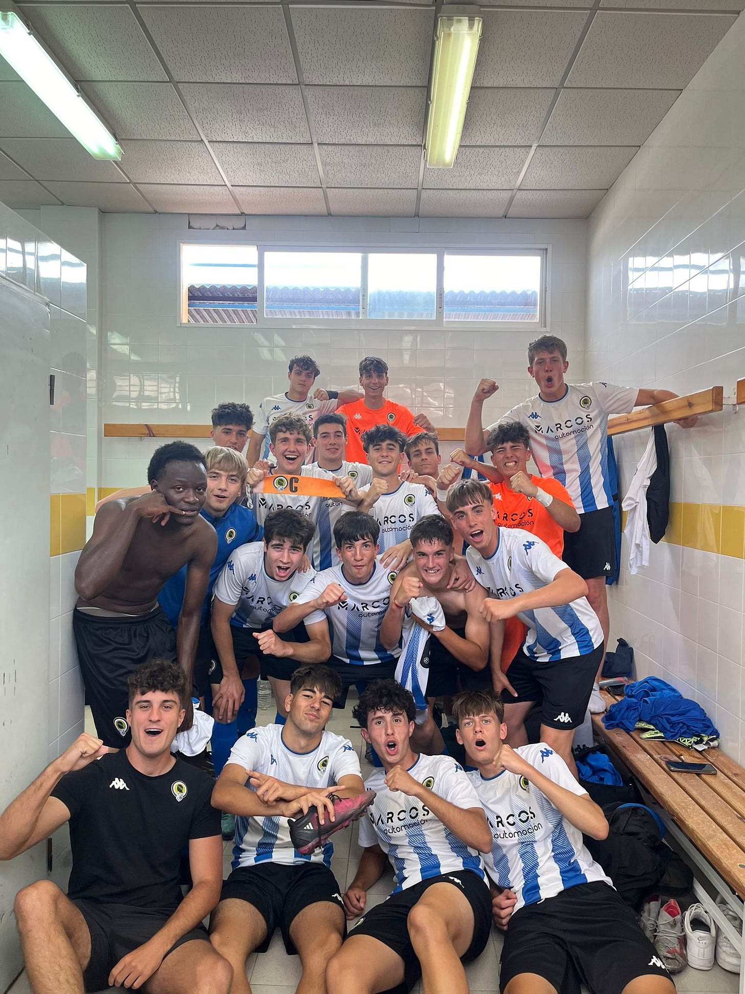 Jugadores del Juvenil B celebran la victoria en el vestuario Jugadores del Juvenil B celebran la victoria en el vestuario