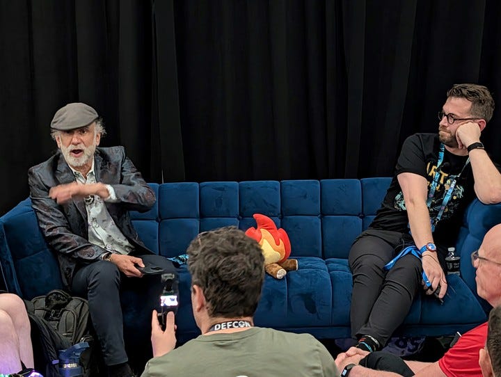 Schneier y Emanuel Gawrieh, de la AI Village, en DEF CON 34, conferencia de hackers en Las Vegas. Foto: Juan Brodersen Schneier y Emanuel Gawrieh, de la AI Village, en DEF CON 34, conferencia de hackers en Las Vegas. Foto: Juan Brodersen