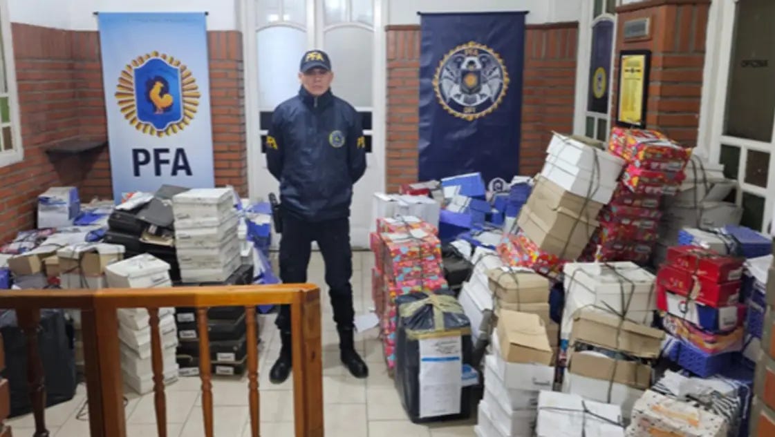 La Policía donó más de 3000 pares de zapatillas&nbsp;secuestradas a escuelas