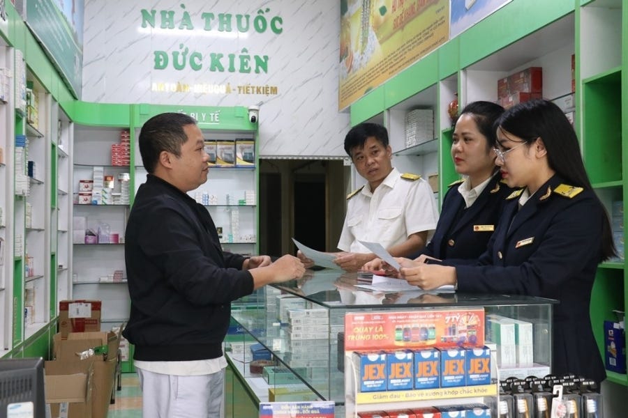 Cán bộ thuế phổ biến, hướng dẫn hộ kinh doanh chuyển đổi từ nộp thuế khoán sang nộp thuế theo kê khai.