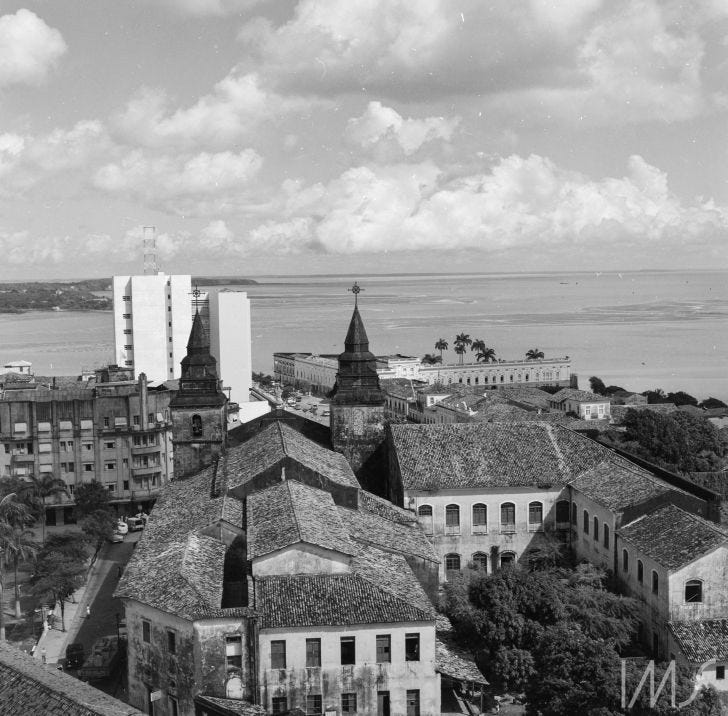 vista aéra de são luís, com destaque para o palácio dos leões, a catedral da cidade e um braço de mar