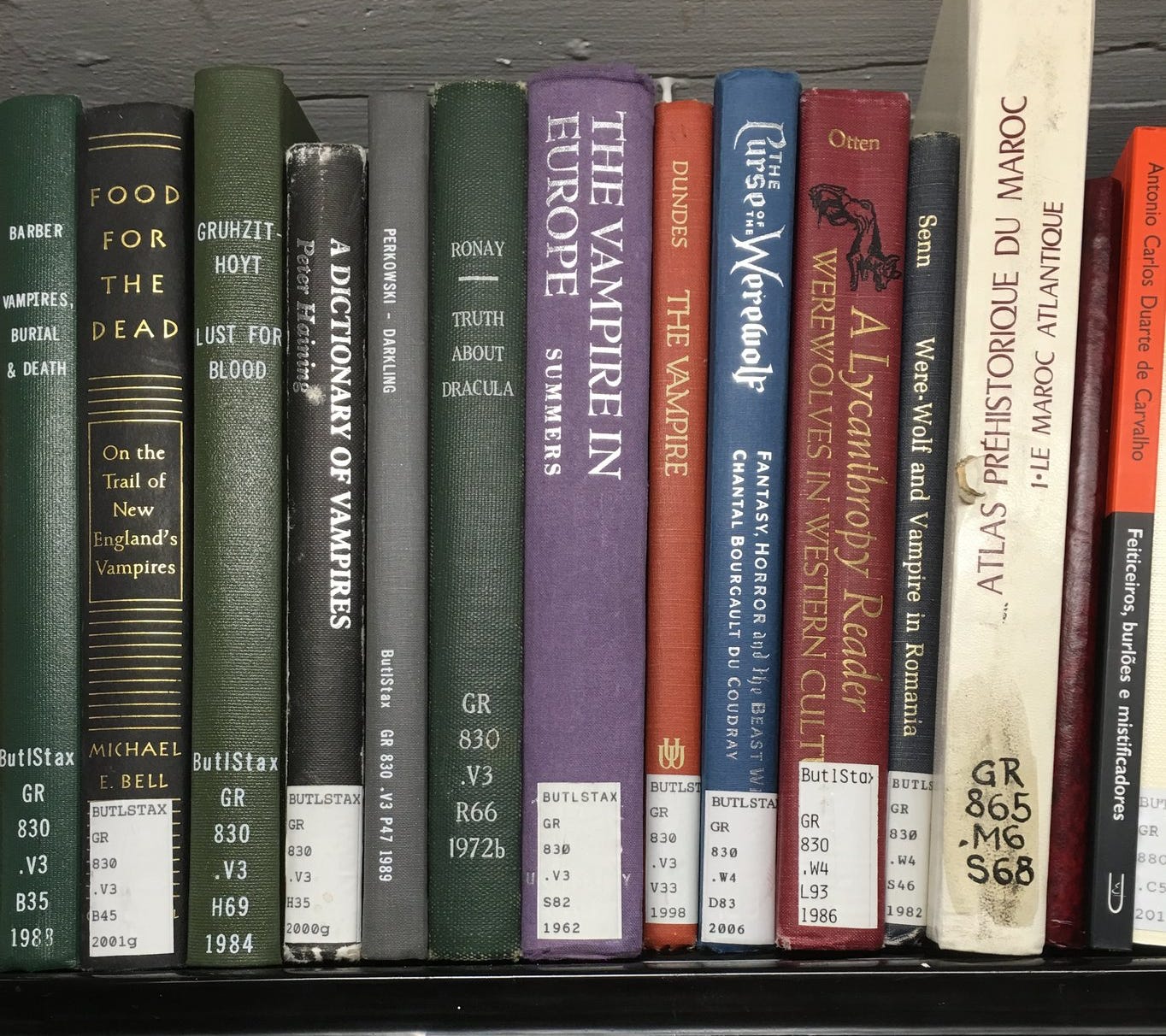 色別に並べられた非フィクション書籍