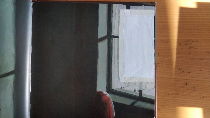 Due immagini affiancata della stessa pagina illustrata del libro "Denti di ferro": a destra la testa rossa di un bambino inquadrato da dietro, mentre guarda attraverso una finestra che dà su un cortile grigio dove sono ammucchiati crani umani: a sinistra la stessa scena però il mucchio di crani è coperto da un foglietto di carta bianca e scotch carta.