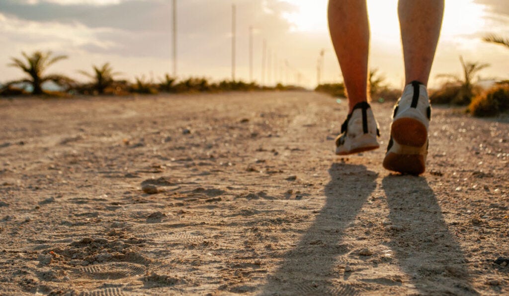 同義字】走路只會用walk嗎？教你不同走路方式的英文單字！ | Engoo線上英文