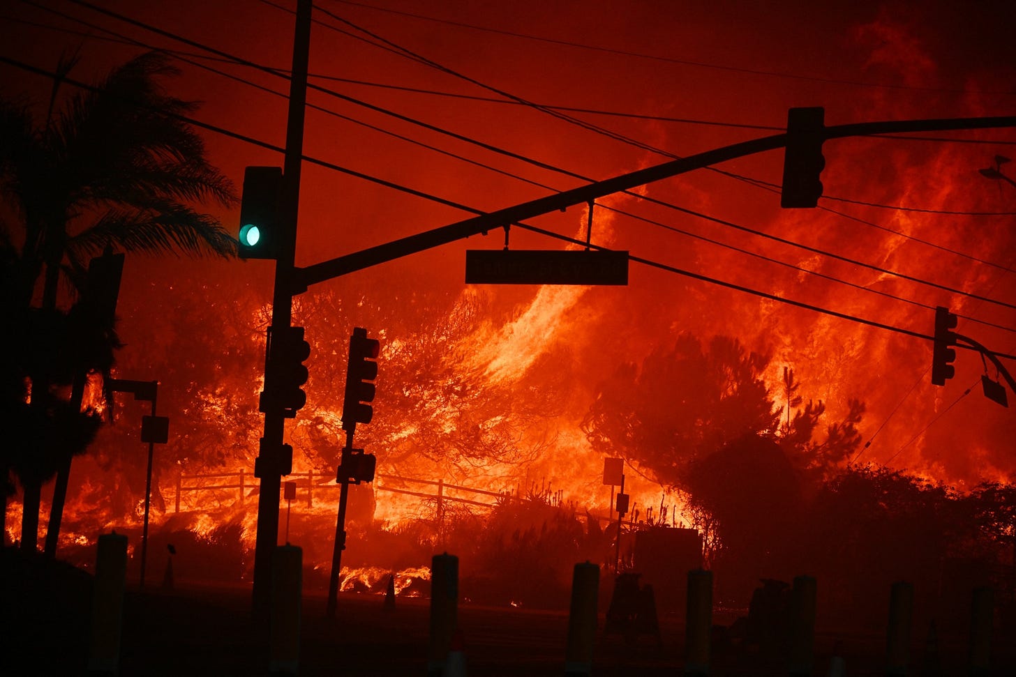 Los Angeles fires: 2nd blaze spurs evacuations - ABC News