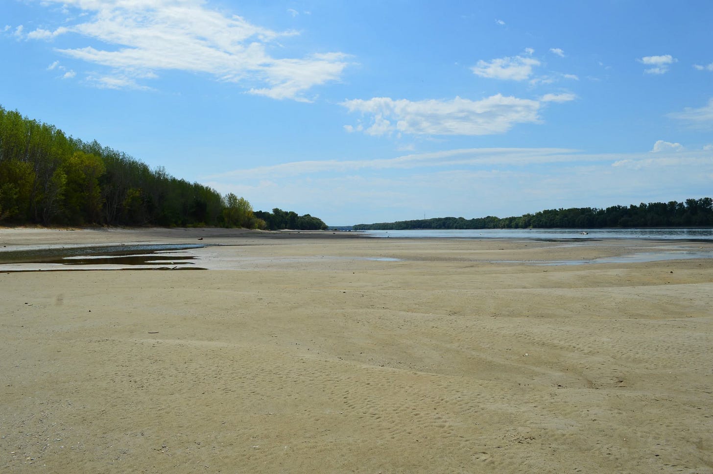 Lehet, hogy egy kép erről: vízfelület, horizont és strand Lehet, hogy egy kép erről: vízfelület, horizont és strand