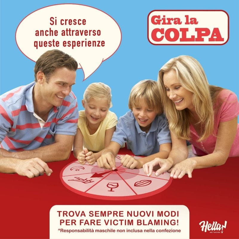 Una famiglia eterosessuale bianca e bionda, con papà, mamma, figlia e figlio, radunata intorno a un gioco da tavola: il padre dice "Si cresce anche attraverso queste esperienze" e il claim del gioco è "Trova sempre nuovi modi per fare victim blaming"