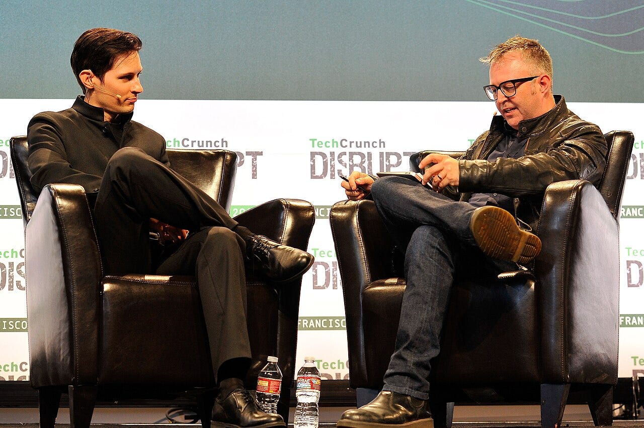 Pavel Durov e Mike Butcher alla conferenza TechCrunch di San Francisco nel 2015 (Immagine Wikimedia)