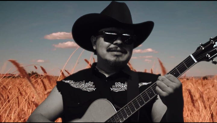 Puede ser una imagen de una o varias personas y guitarra