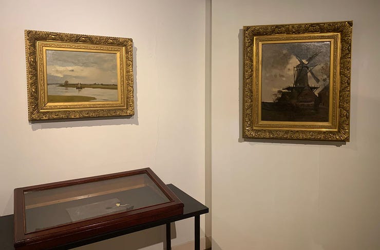 Twee schilderijen en het palet (linksonder in vitrine) van Willem Witsen