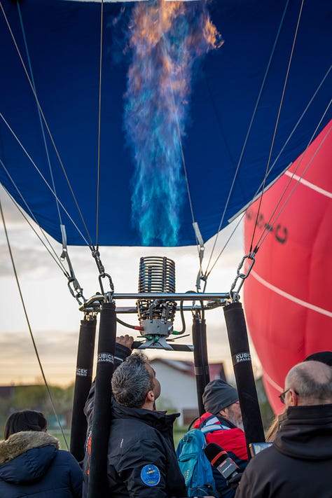 La Parada Baloanelor cu Aer Cald desfășurată în weekend la Brașov au venit echipaje și cluburi din Cluj, Câmpul Cetății (Mureș) și Botoșani. Dar, dincolo de nume și locuri, ceea ce s-a văzut pe teren a fost o comunitate.