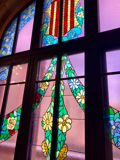 Barcelona travel pics: architecture, pictures, statues, stained glass art