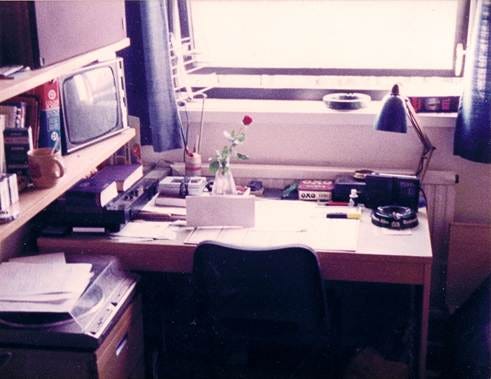 A desk with a chair and a flower on it
AI-generated content may be incorrect. A desk with a chair and a flower on it
AI-generated content may be incorrect.