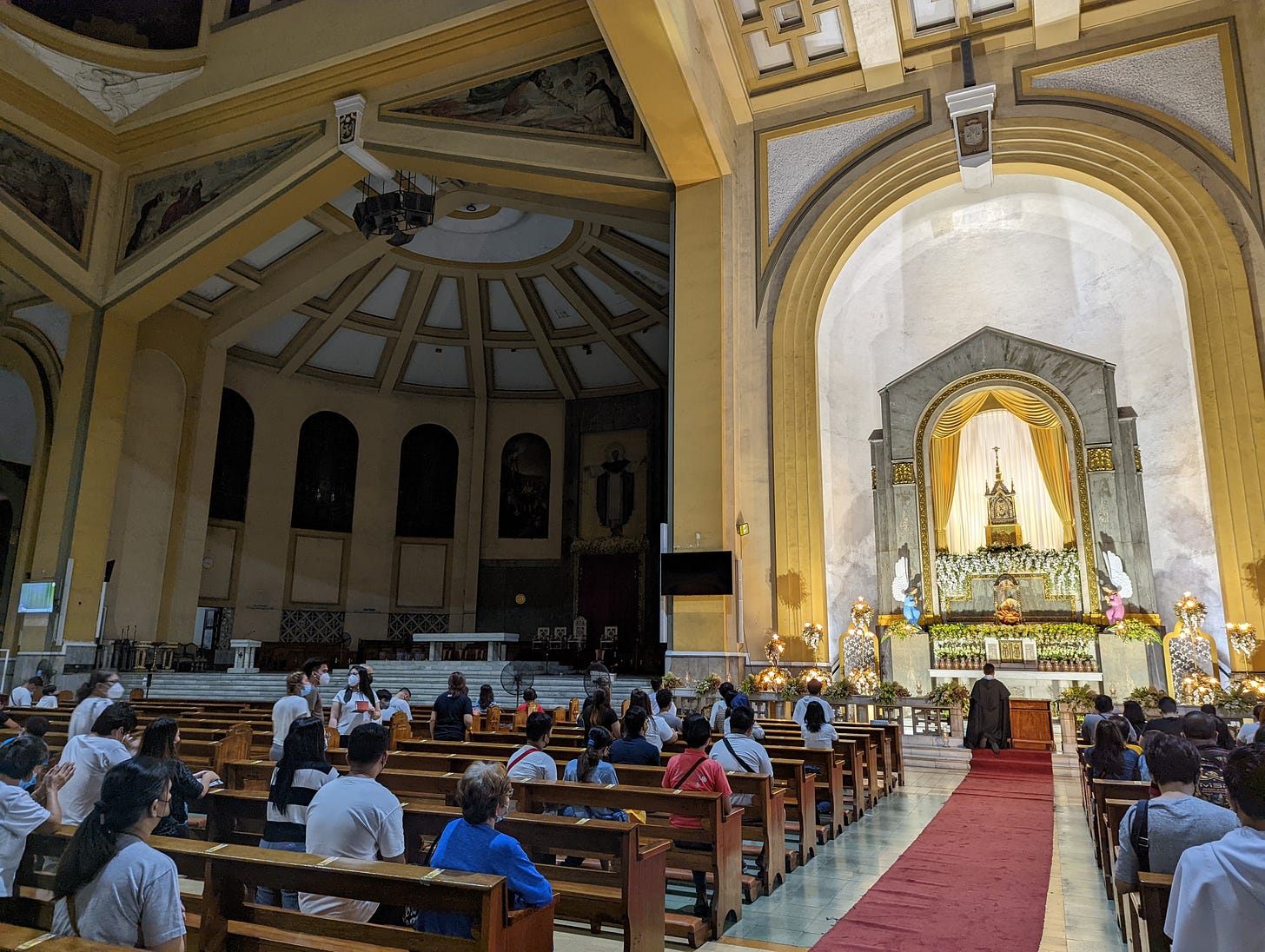 The altar of repose of Santo Domingo Church along with the many visitors in view
