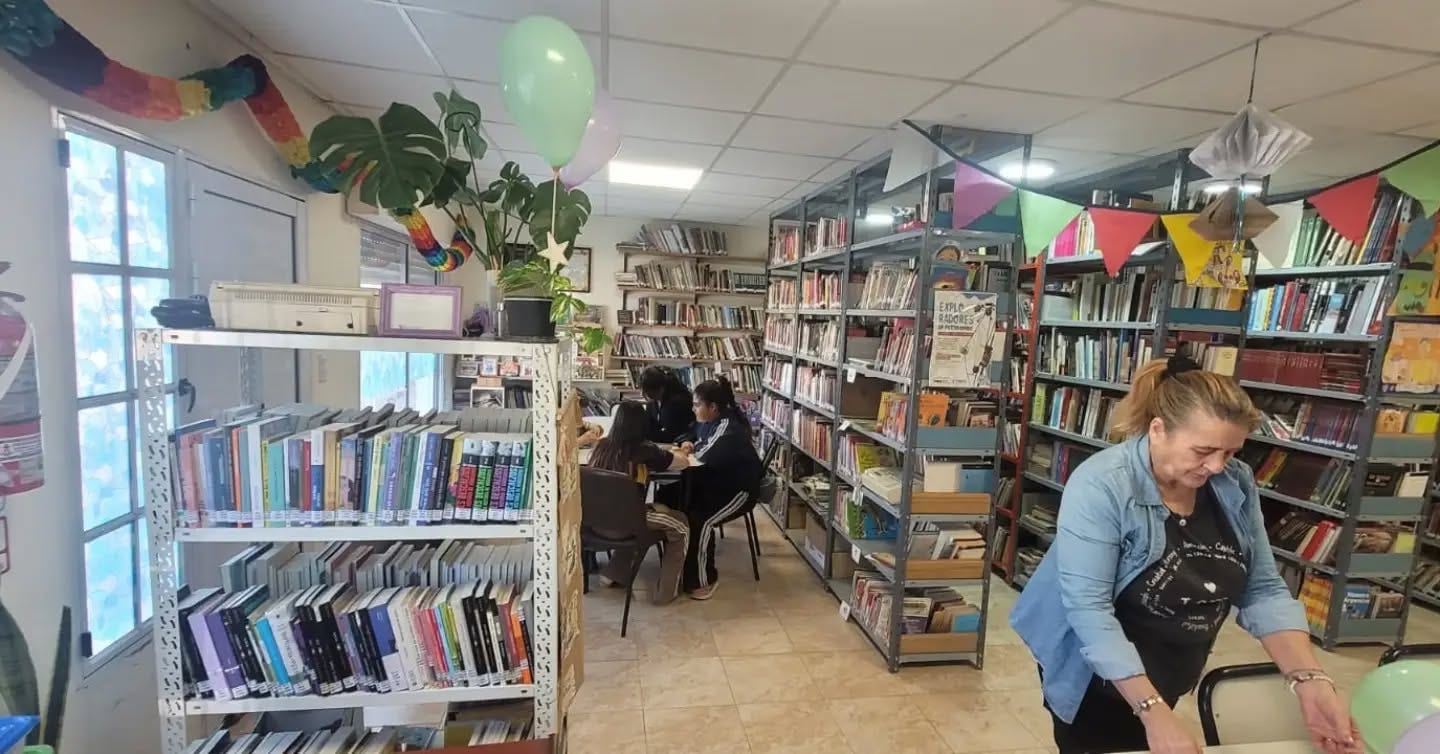 Puede ser una imagen de calzado, tienda de sombreros y texto