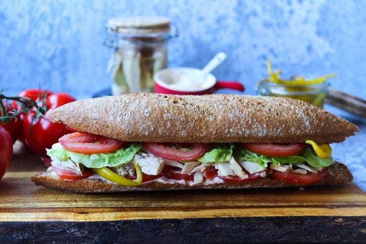 Bocadillo de atún con tomate