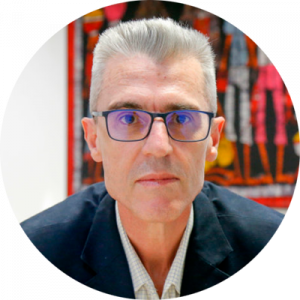 Marcos Neira é um homem magro, com cabelos brancos penteados para trás. Usa óculos e veste camisa e paletó. Marcos Neira é um homem magro, com cabelos brancos penteados para trás. Usa óculos e veste camisa e paletó.