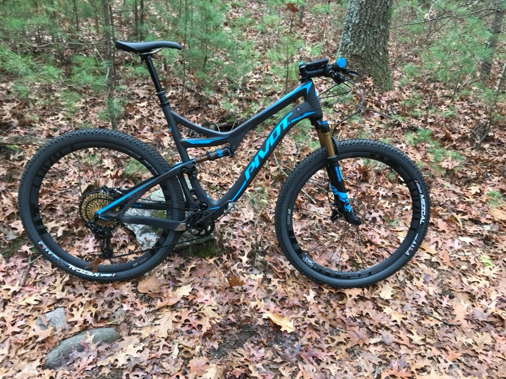 Pivot Mach 429 SL in the woods